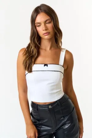 CONTRAST SCALLOPE EDGE STRETCH MILLENIUM TOP OFF WHITE (C34)