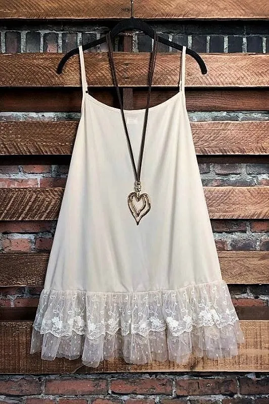 LACE TOP LAYERING SLIP IN BEIGE