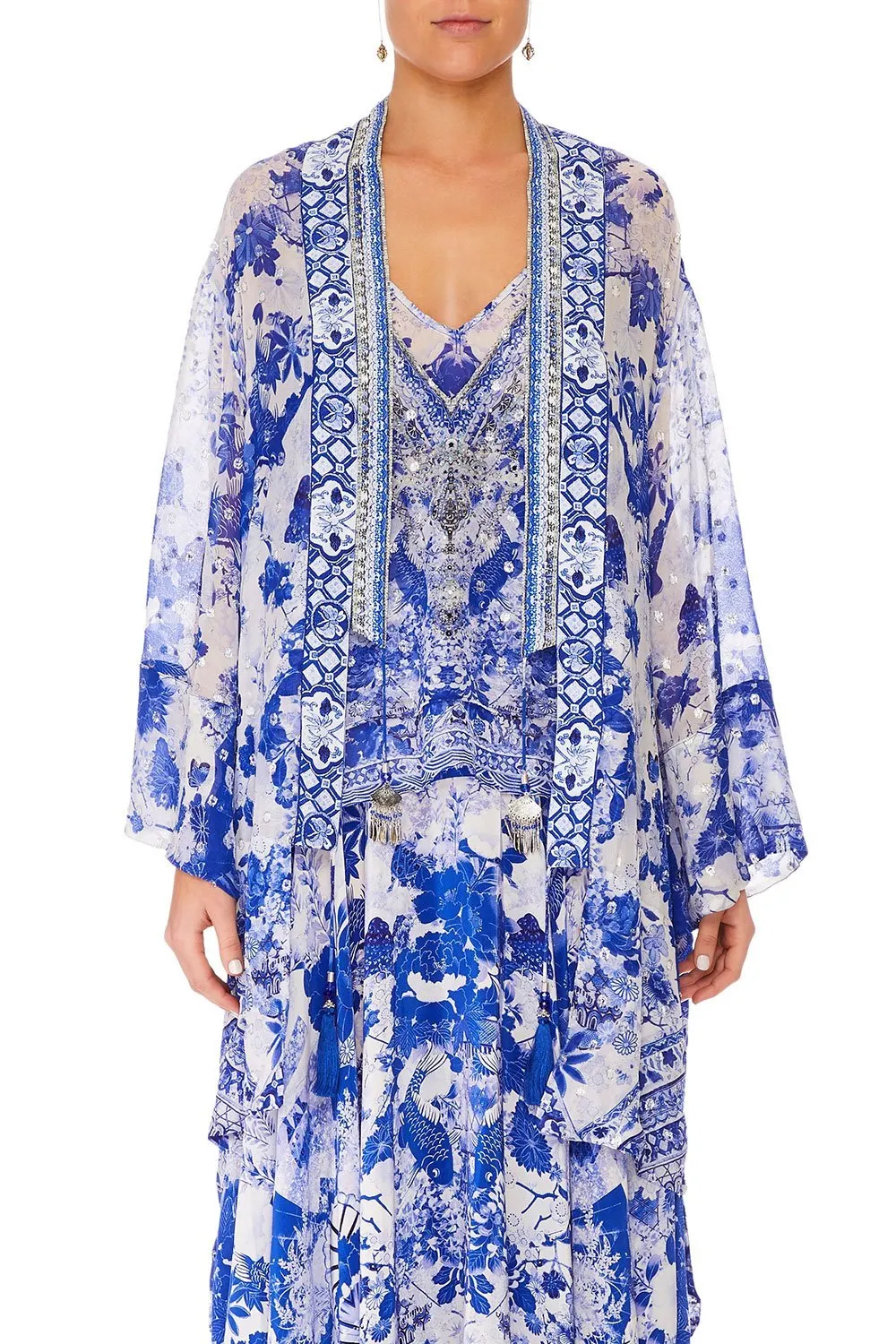 LAYERING WITH NECK BANDS THE FAN SEA