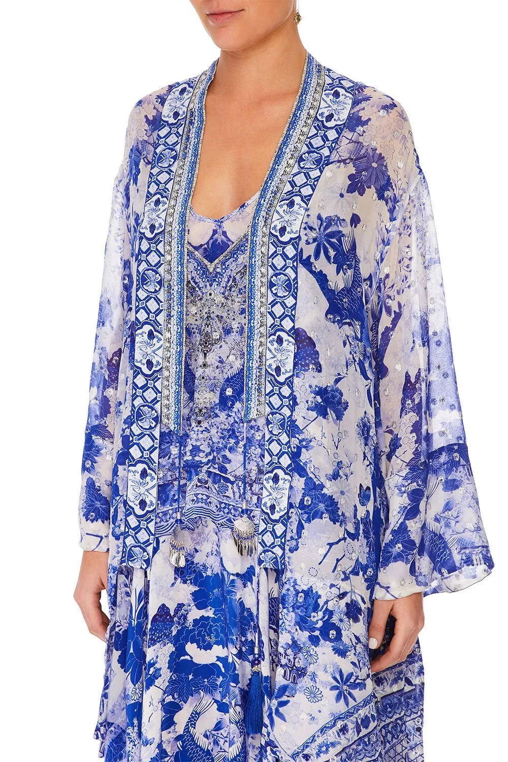 LAYERING WITH NECK BANDS THE FAN SEA