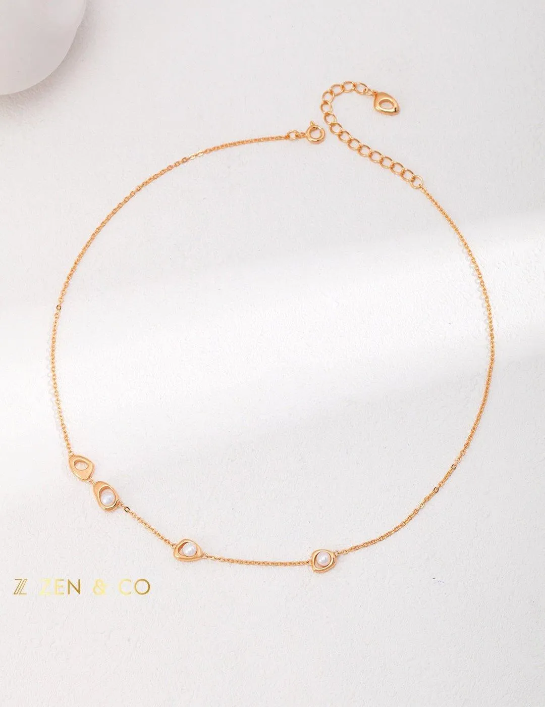 WHITNEY Gold layering necklace with dainty pearls