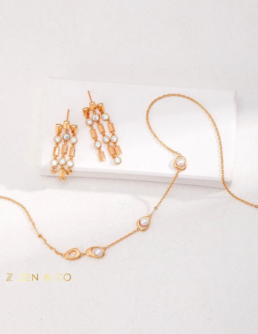 WHITNEY Gold layering necklace with dainty pearls