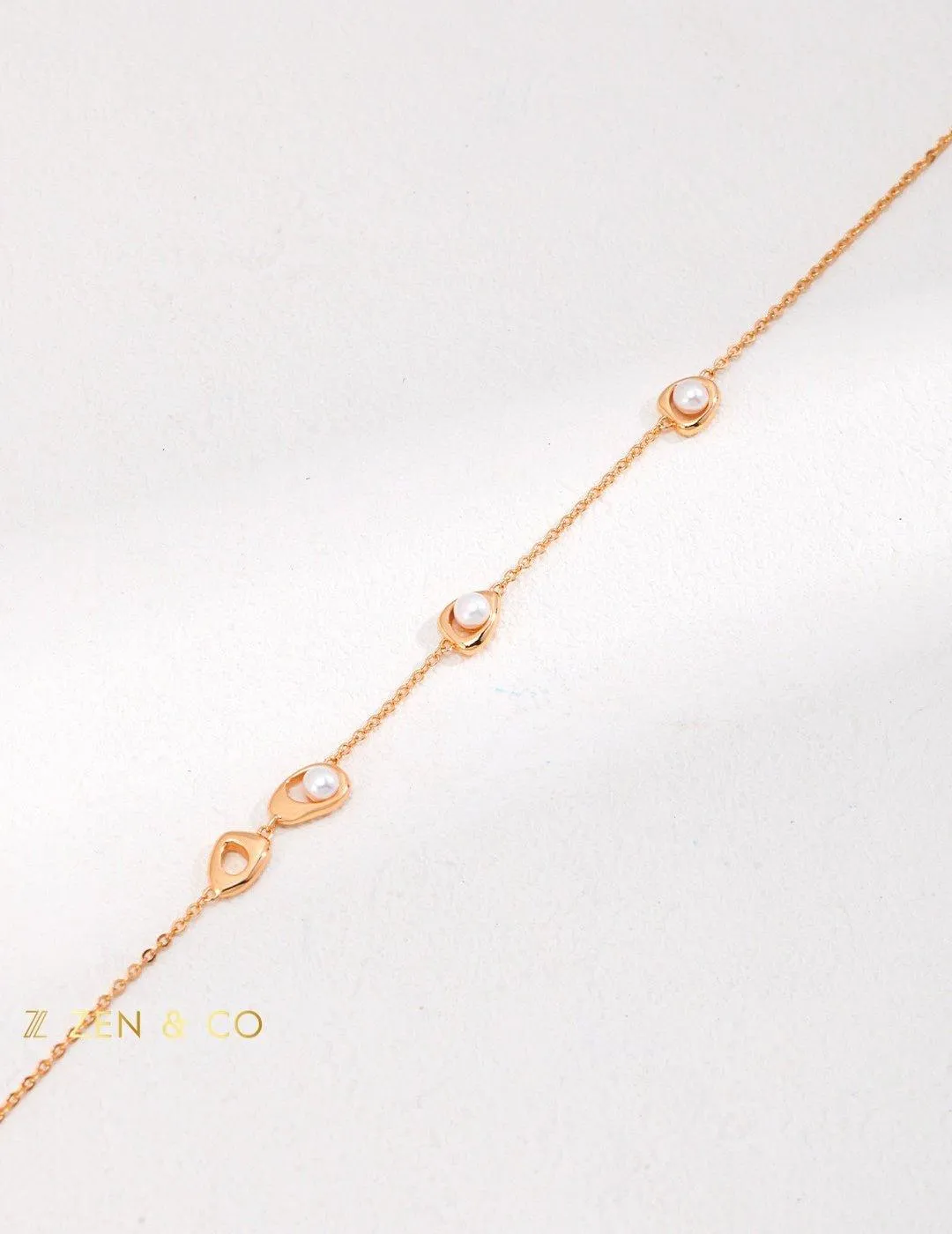 WHITNEY Gold layering necklace with dainty pearls