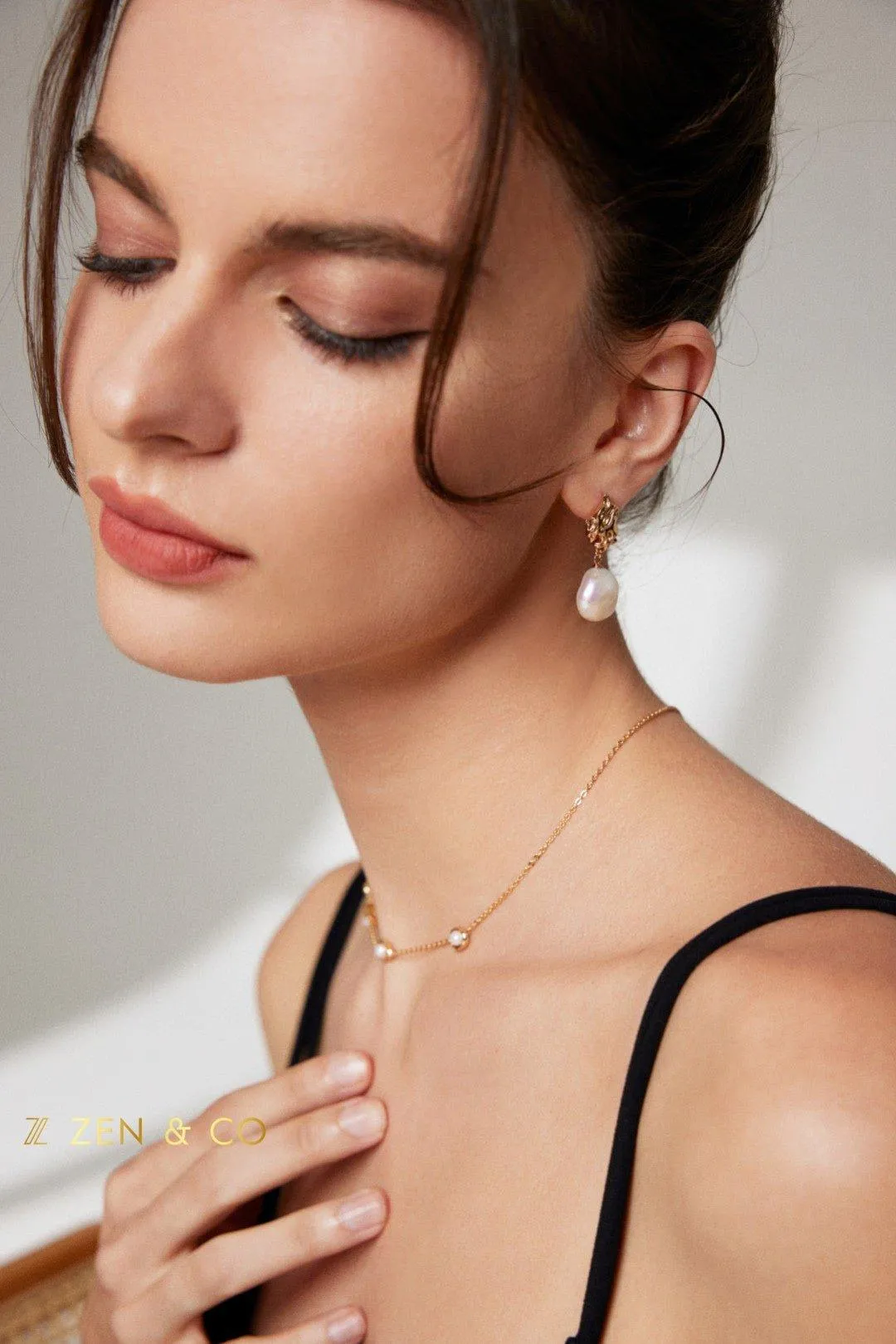 WHITNEY Gold layering necklace with dainty pearls